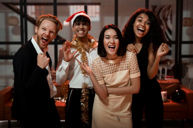 Personas celebrando juntas en una fiesta de fin de año.