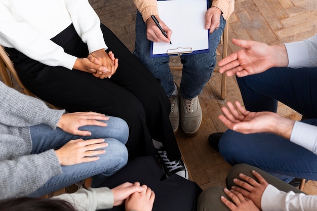 Personas en círculo en una sesión de terapia de grupo.