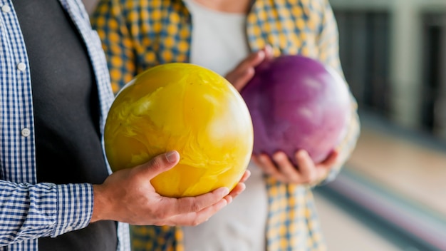 Personas con coloridas bolas de boliche