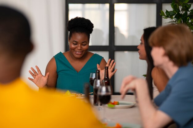 Personas comiendo y bebiendo en una cena.