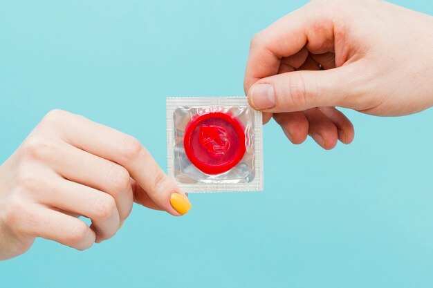 Personas con un condón rojo