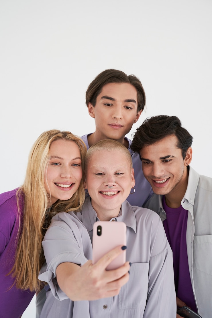 Foto gratuito personas conectadas en las redes sociales