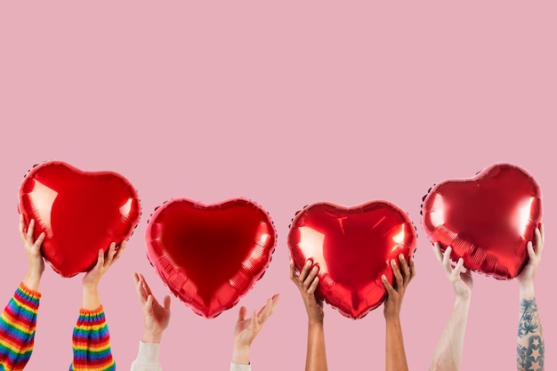 Personas con corazones para la celebración de San Valentín