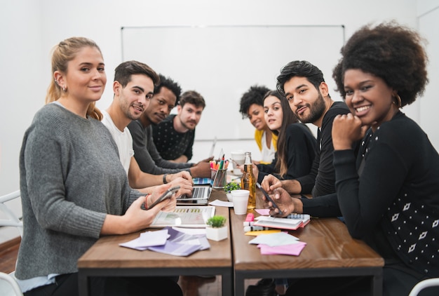 Personas creativas multiétnicas que tienen una reunión de intercambio de ideas