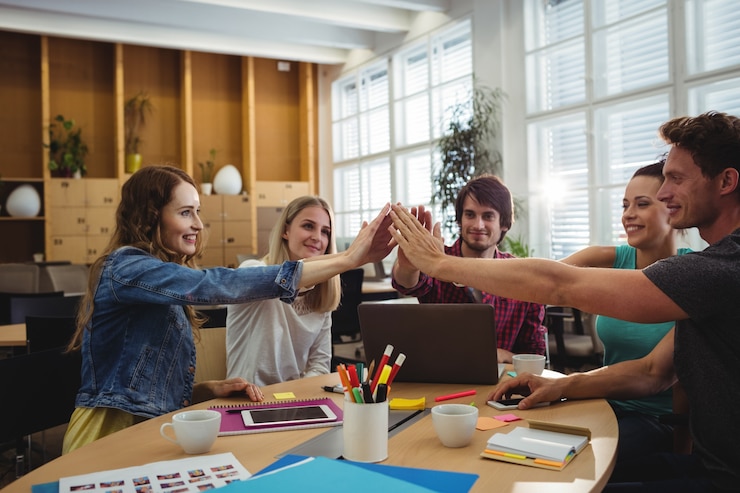Foto gratuito personas creativas poner las manos juntas