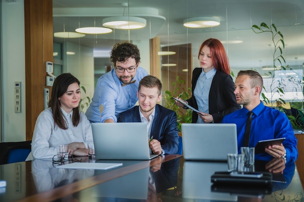 Personas creativas que trabajan en la oficina