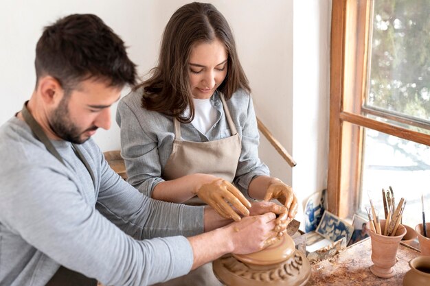 Personas creativas que trabajan en un taller de cerámica.