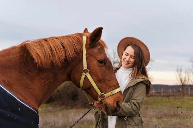 Foto gratuita personas cuidando la granja de caballos.