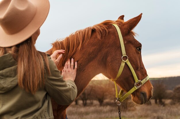 Personas cuidando la granja de caballos.