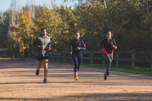 Foto gratuita personas deportivas corriendo en el parque