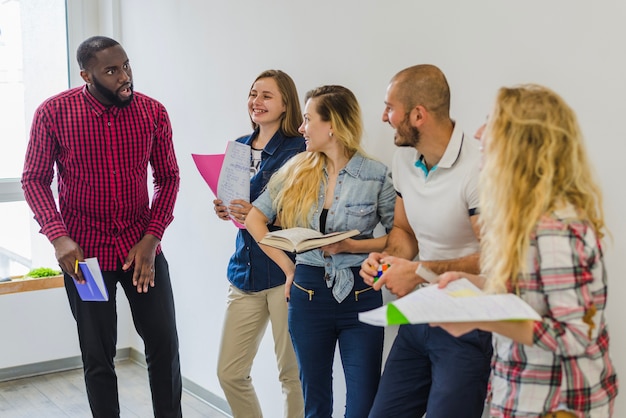 Foto gratuita personas discutiendo la idea con interés