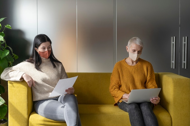 Foto gratuita personas en el distanciamiento social del espacio de trabajo