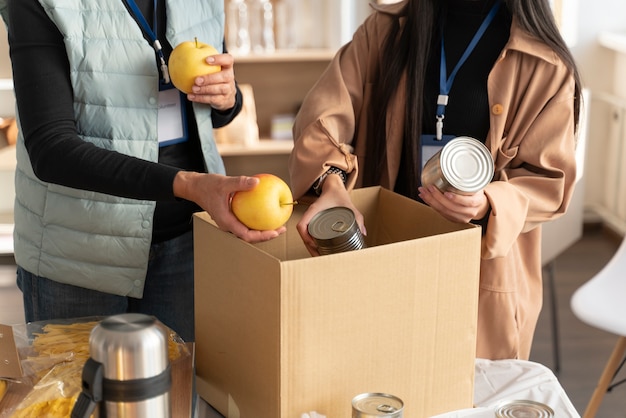 Personas con donaciones de alimentos de cerca.