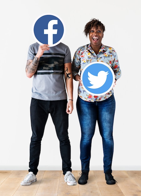 Foto gratuita personas con dos iconos de redes sociales