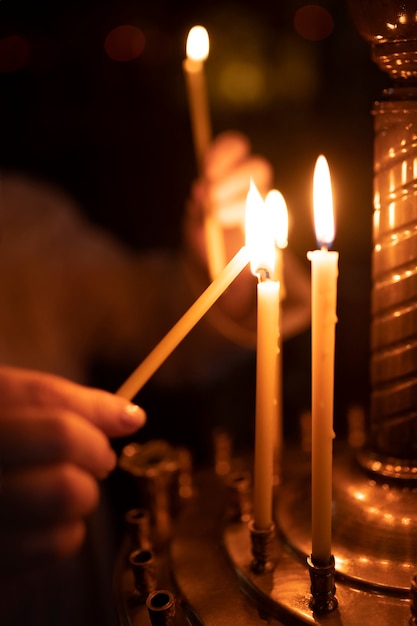 Personas encendiendo velas en la iglesia en celebración de la pascua griega