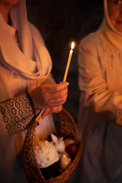 Personas encendiendo velas en la iglesia en celebración de la pascua griega