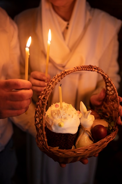 Personas encendiendo velas en la iglesia en celebración de la pascua griega