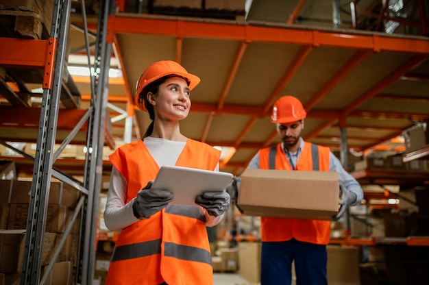 Personas en equipo de seguridad trabajando.