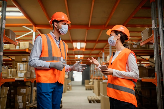 Personas en equipo de seguridad en el trabajo.