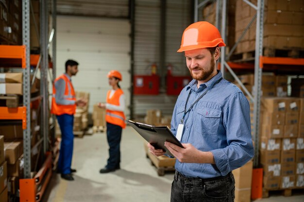 Personas en equipo de seguridad en el trabajo.