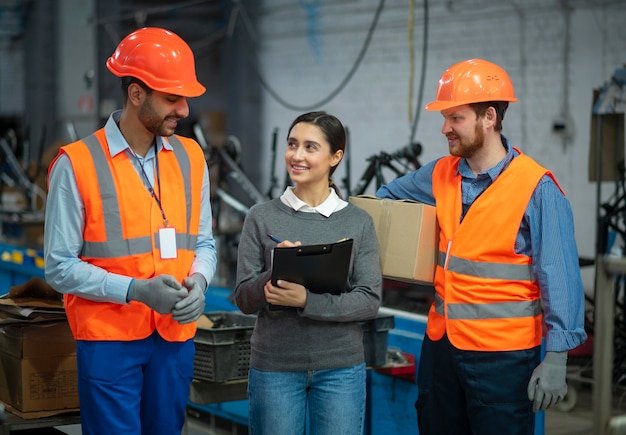 Personas en equipos de seguridad en su lugar de trabajo.