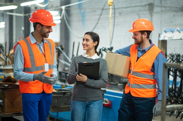 Foto gratuita personas en equipos de seguridad en su lugar de trabajo.