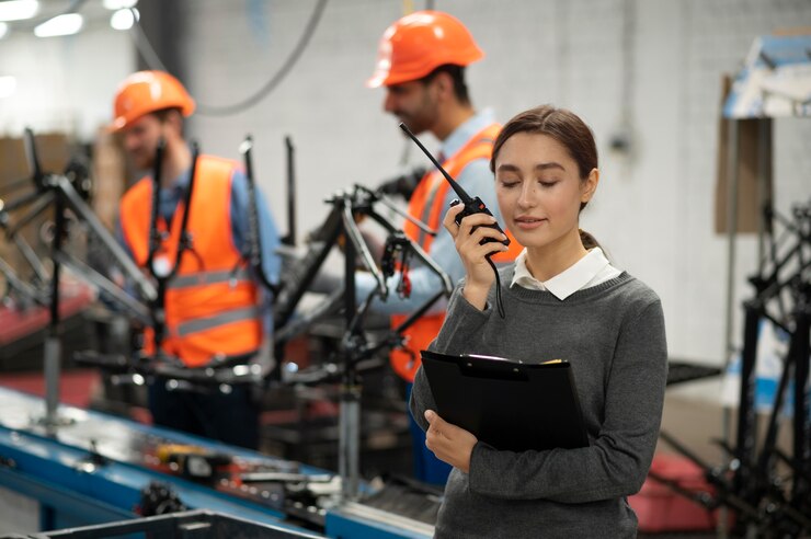 Foto gratuito personas en equipos de seguridad en su lugar de trabajo.