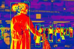 Foto gratuita personas en escaneo térmico colorido con temperatura en grados centígrados