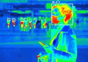 Foto gratuita personas en escaneo térmico colorido con temperatura en grados centígrados