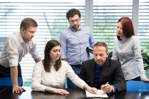 Personas escribiendo un nuevo proyecto