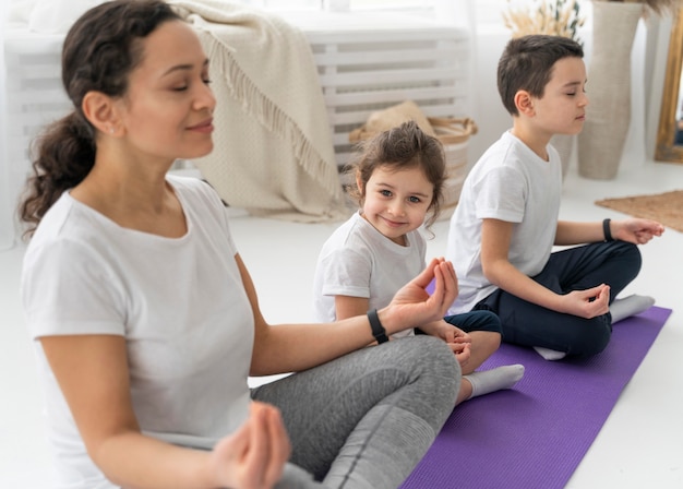 Personas en estera de yoga plano medio