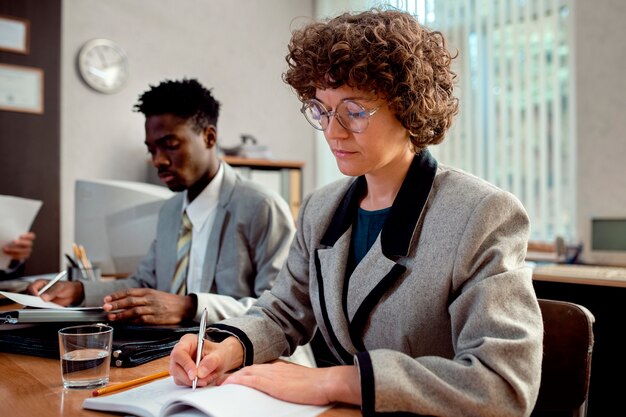 Personas de estilo antiguo que trabajan en una oficina con computadoras