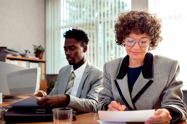 Personas de estilo antiguo que trabajan en una oficina con computadoras