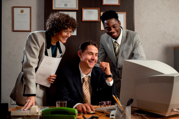 Personas de estilo antiguo que trabajan en una oficina con computadoras