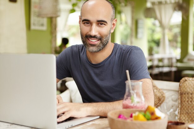 Personas, estilo de vida y tecnología moderna.