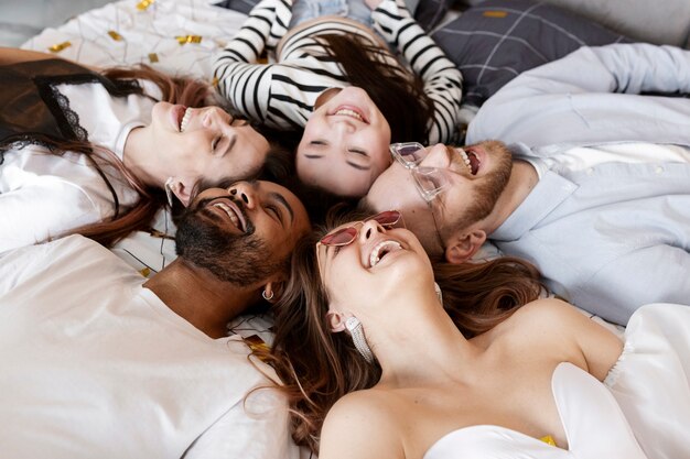 Personas felices de alto ángulo acostadas juntas