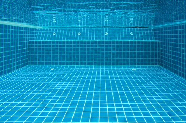 Personas de fitness piscina raza mojada