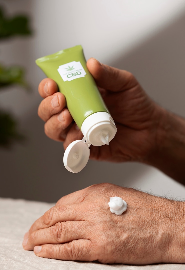 Foto gratuito personas de la generación del baby boom usando aceite de cbd y crema para tratar el dolor corporal