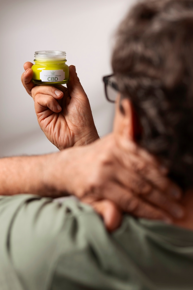 Foto gratuito personas de la generación del baby boom usando aceite de cbd y crema para tratar el dolor corporal