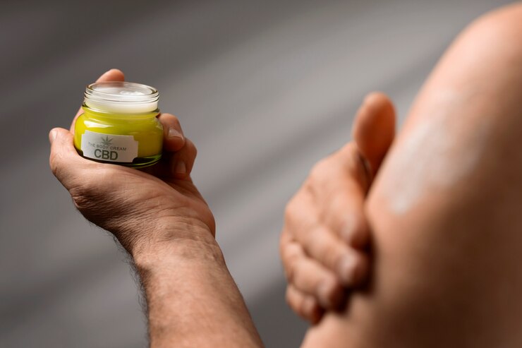 Foto gratuito personas de la generación del baby boom usando aceite de cbd y crema para tratar el dolor corporal