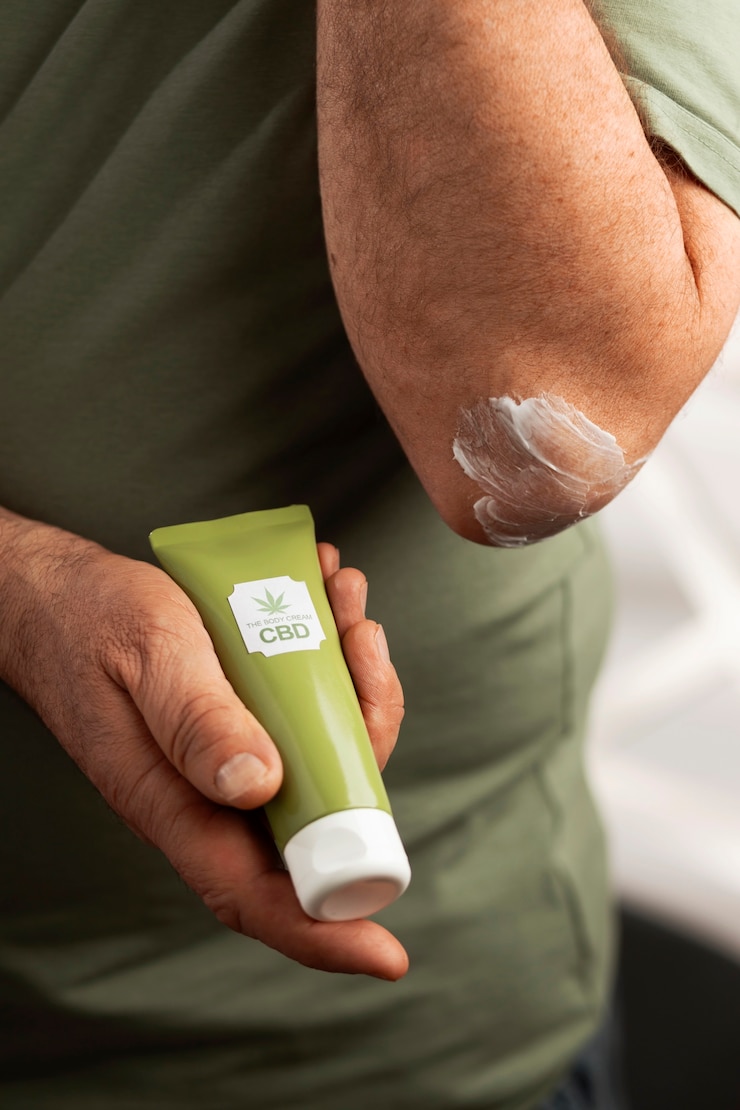 Foto gratuito personas de la generación del baby boom usando aceite de cbd y crema para tratar el dolor corporal