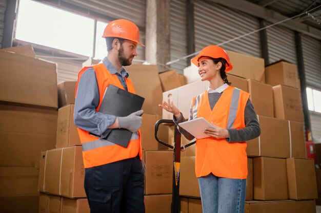 Personas con gorra de seguridad en el trabajo