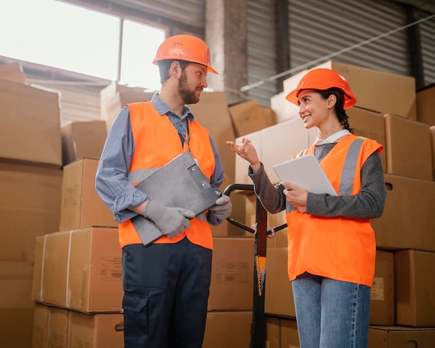 Foto gratuita personas con gorra de seguridad en el trabajo