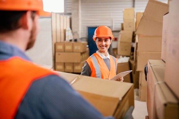 Personas con gorra de seguridad en el trabajo