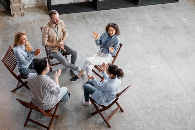 Personas en grupo de terapia tiro completo