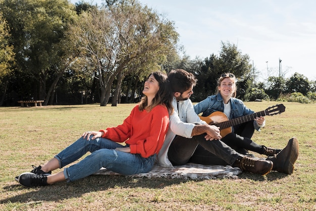 Personas con guitarra en coverlet.