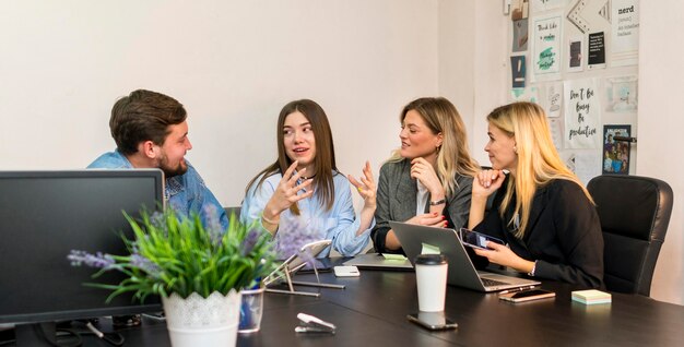 Personas hablando de un nuevo proyecto.