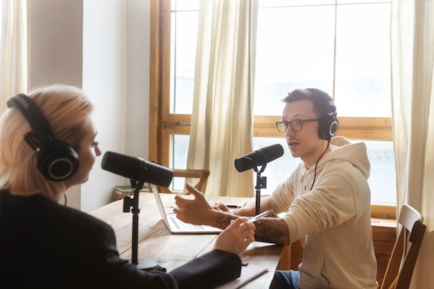 Personas hablando en el plano medio del podcast