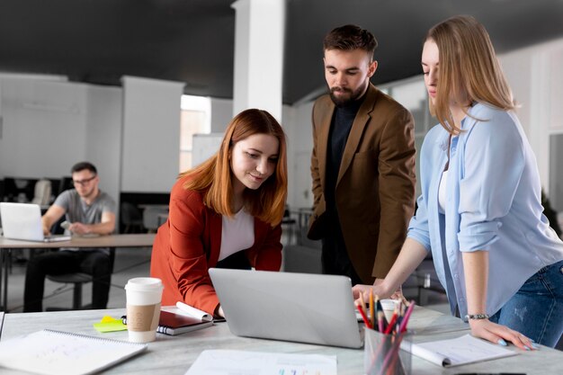 Personas hablando en una reunión de grupo en el trabajo