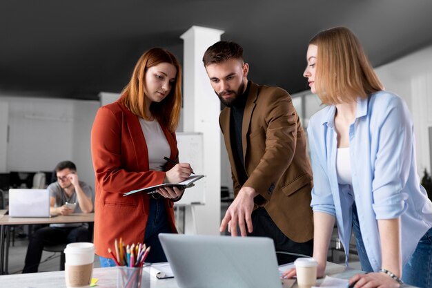 Personas hablando en una reunión de grupo en el trabajo